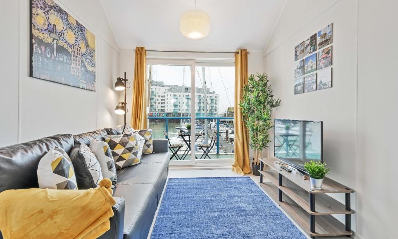 On The Water With Free Parking - By My Getaways Hove