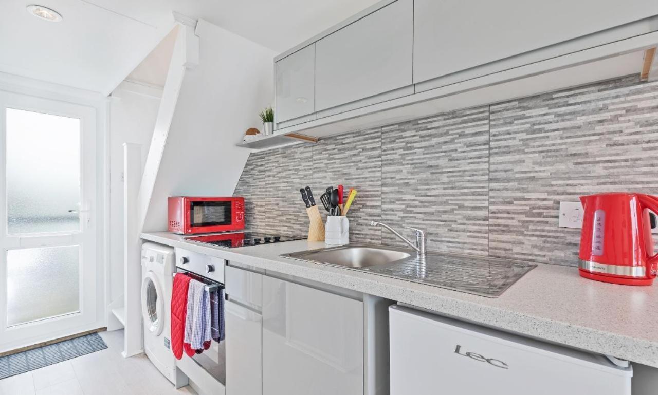 On The Water With Free Parking - By My Getaways * Hove