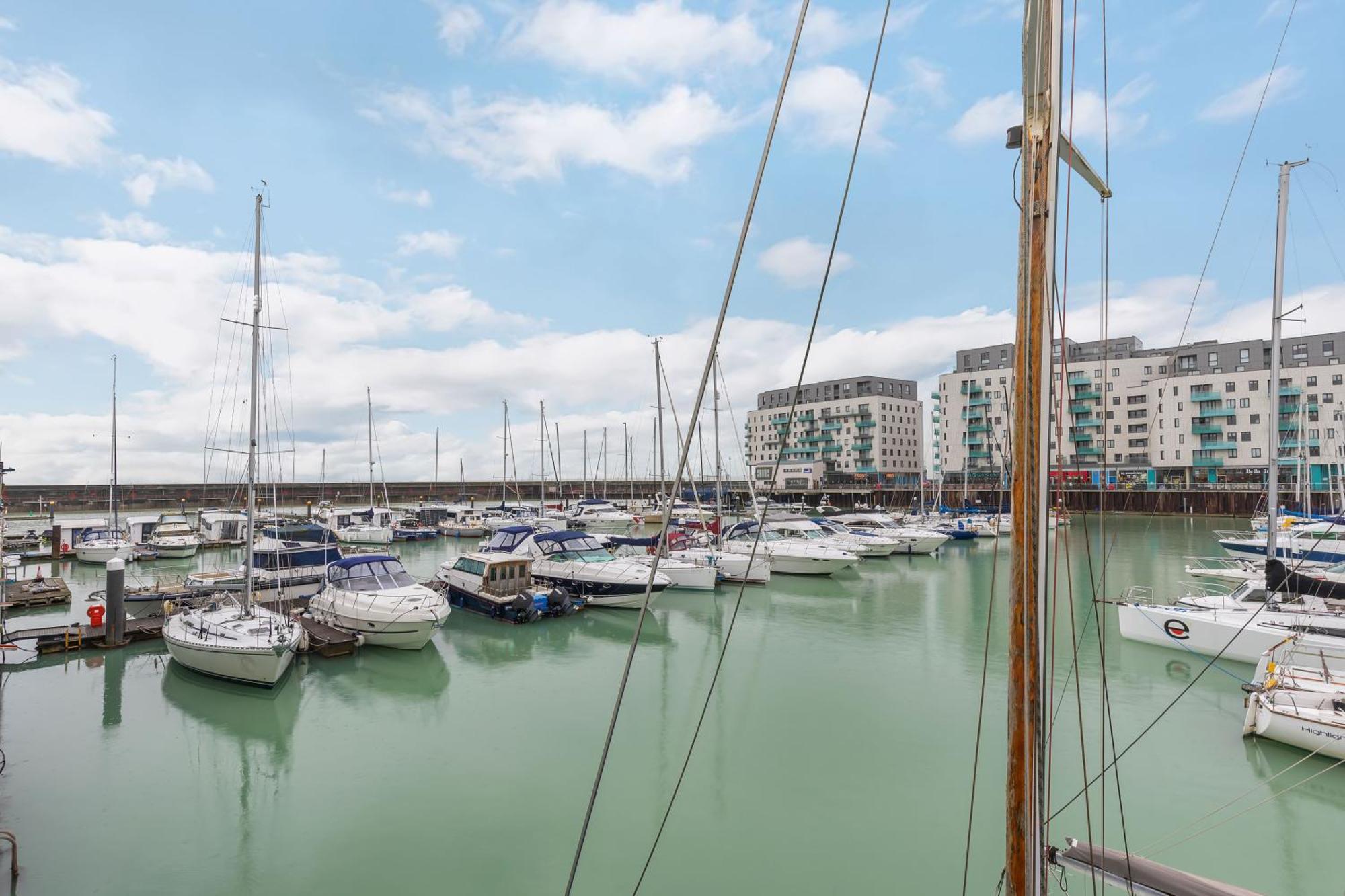 On The Water With Free Parking - By My Getaways Appartement Hove