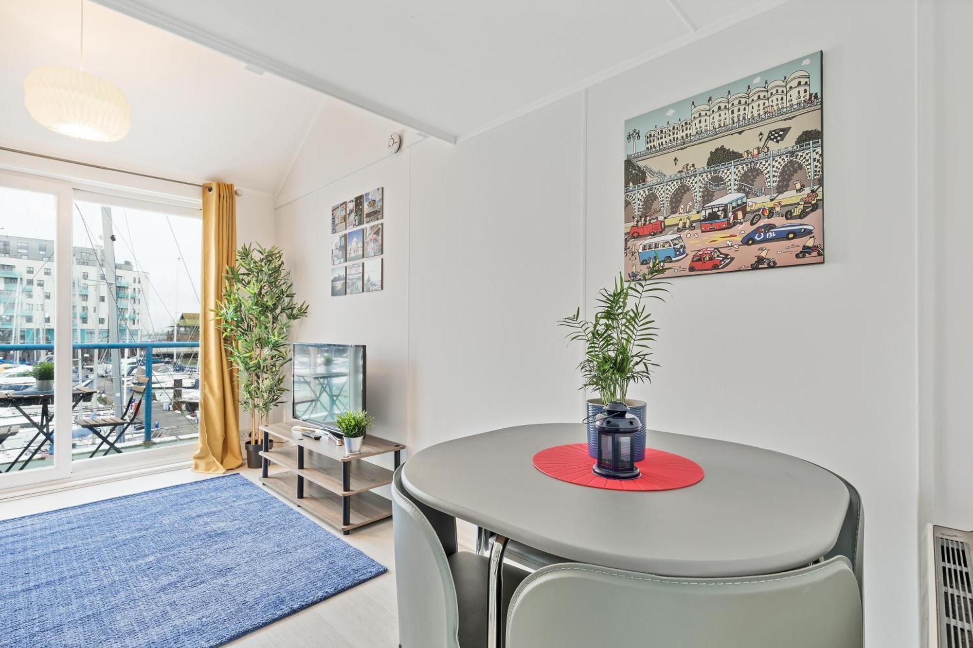 Appartement On The Water With Free Parking - By My Getaways Hove