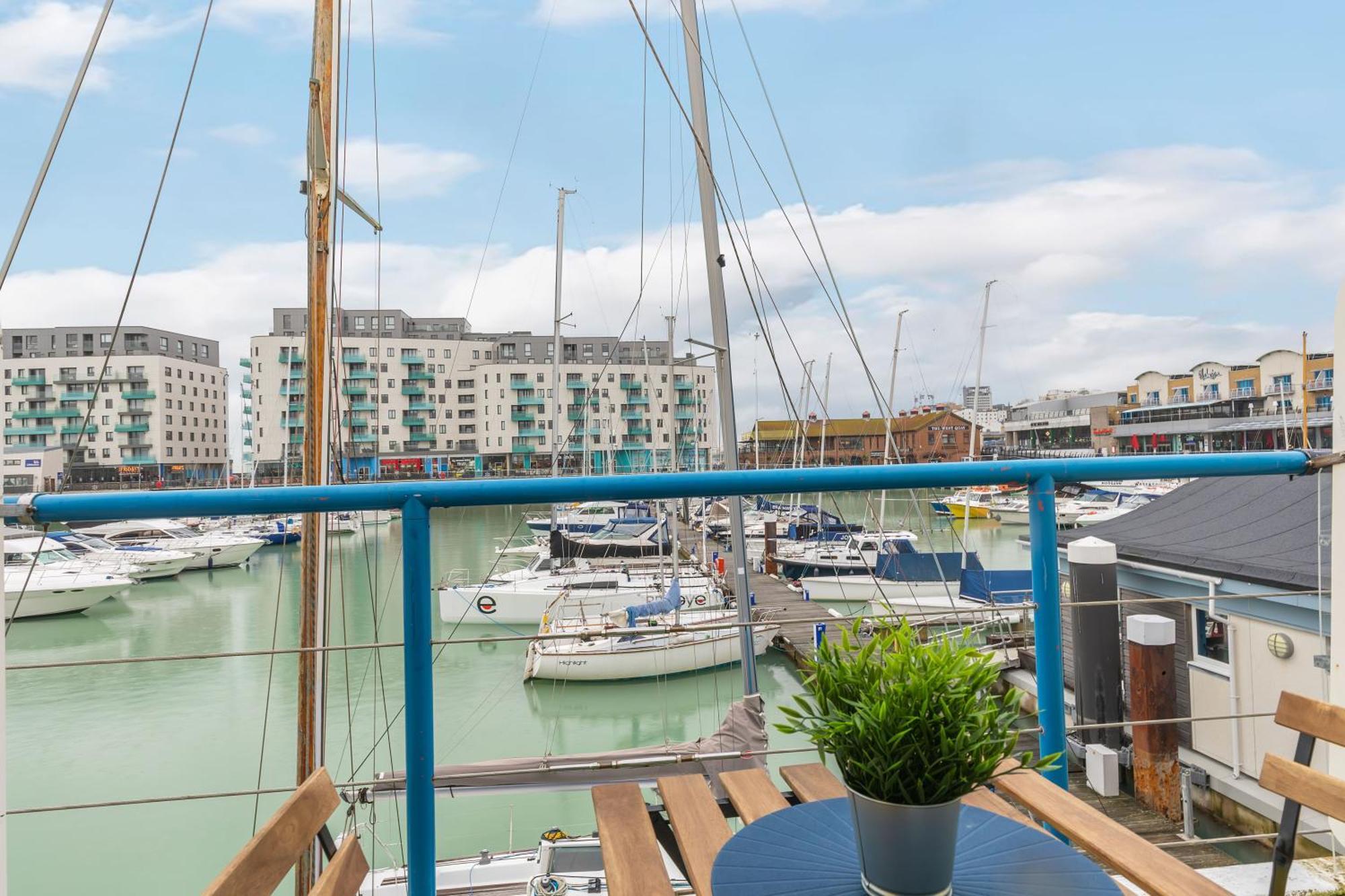 On The Water With Free Parking - By My Getaways *