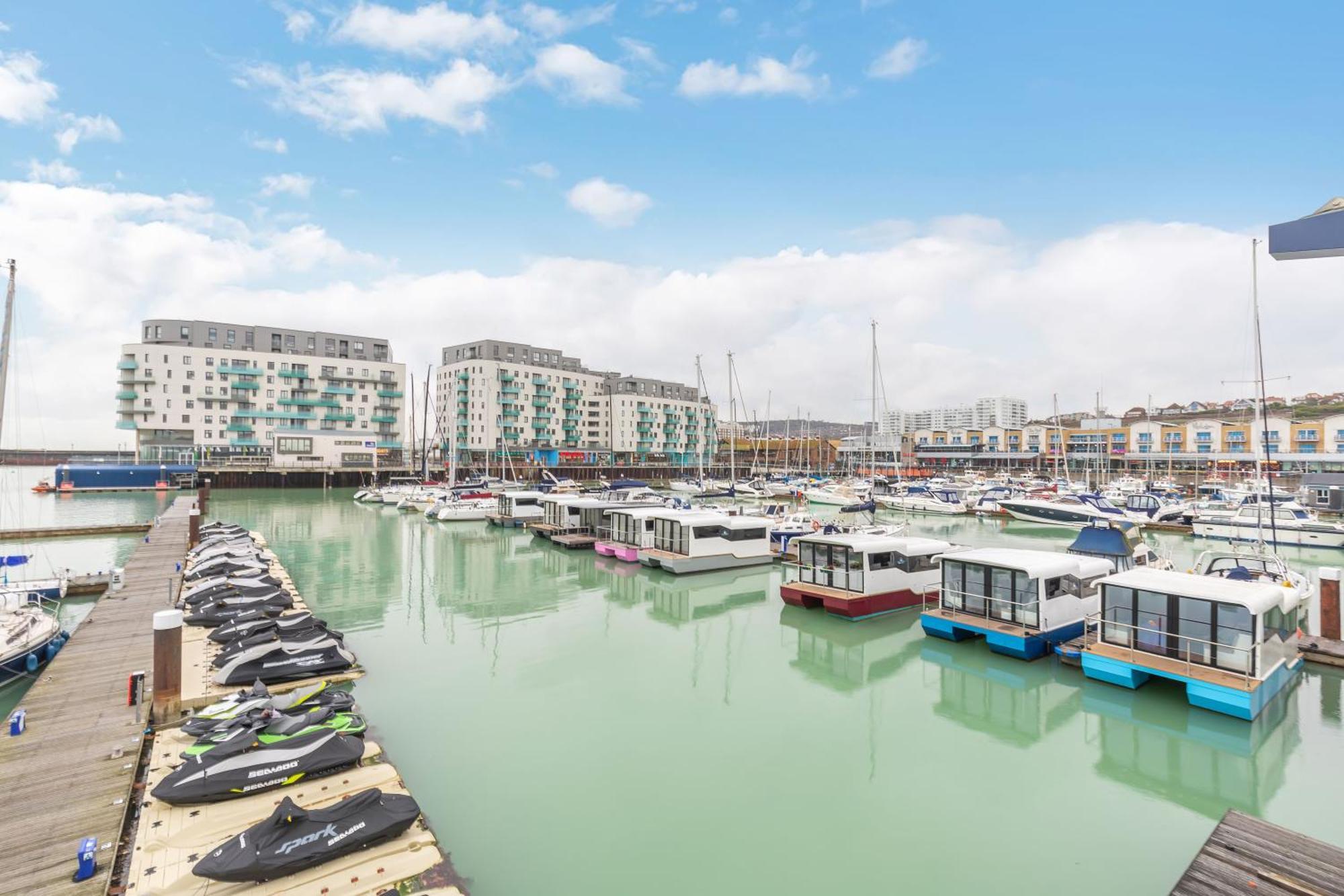 On The Water With Free Parking - By My Getaways Appartement Hove