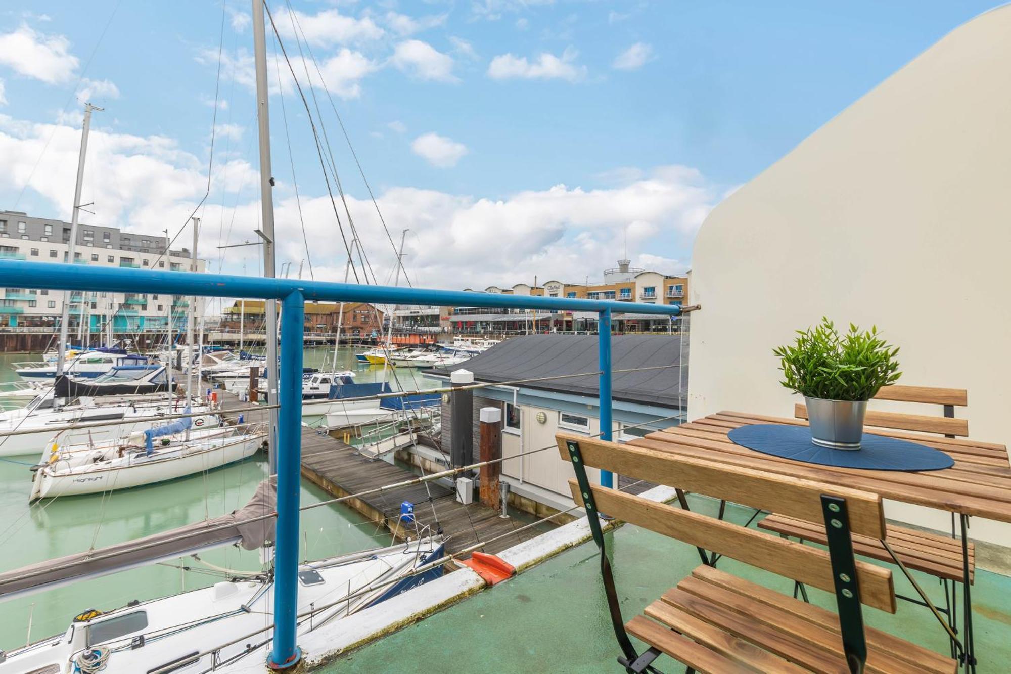 Appartement On The Water With Free Parking - By My Getaways