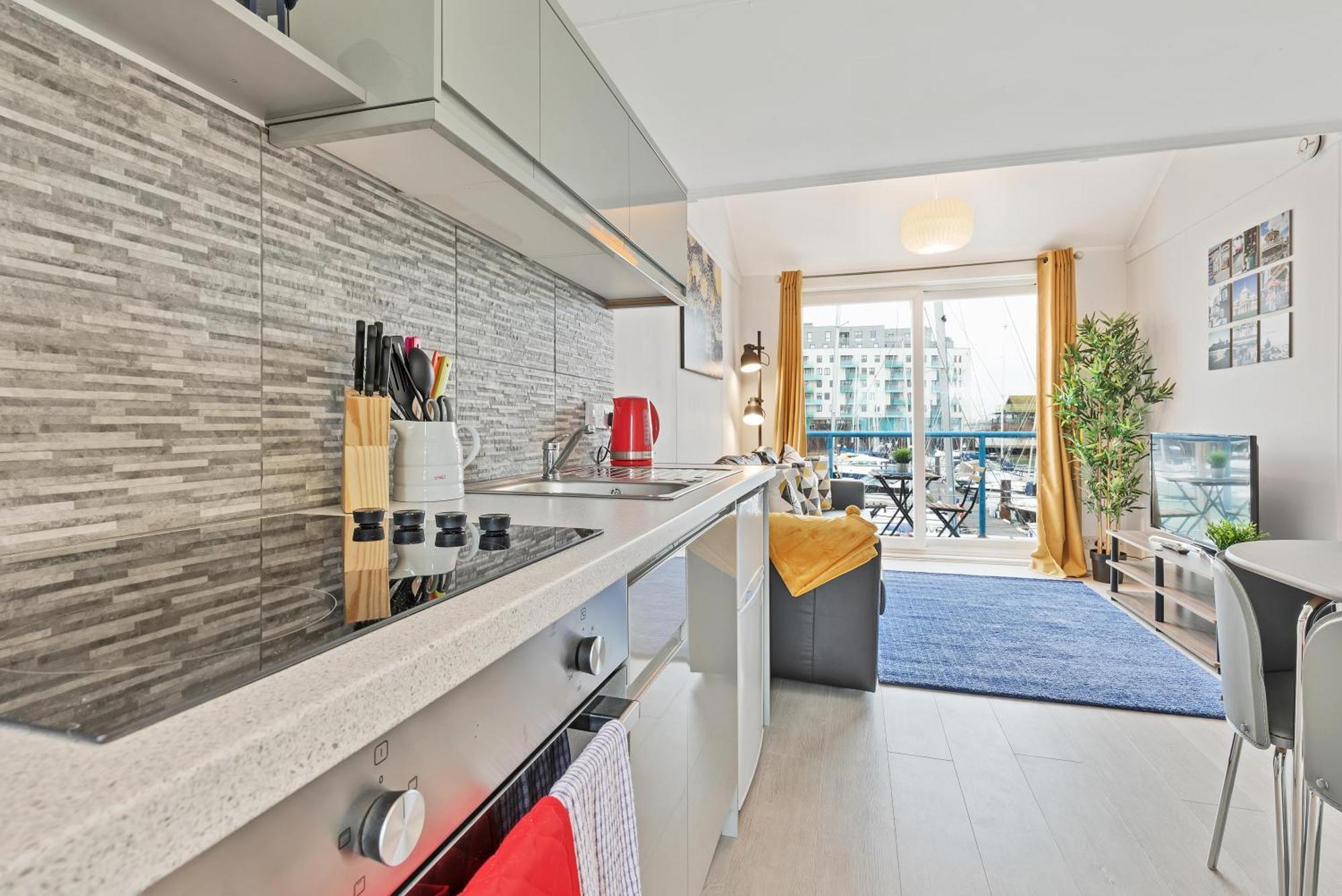 Appartement On The Water With Free Parking - By My Getaways Hove
