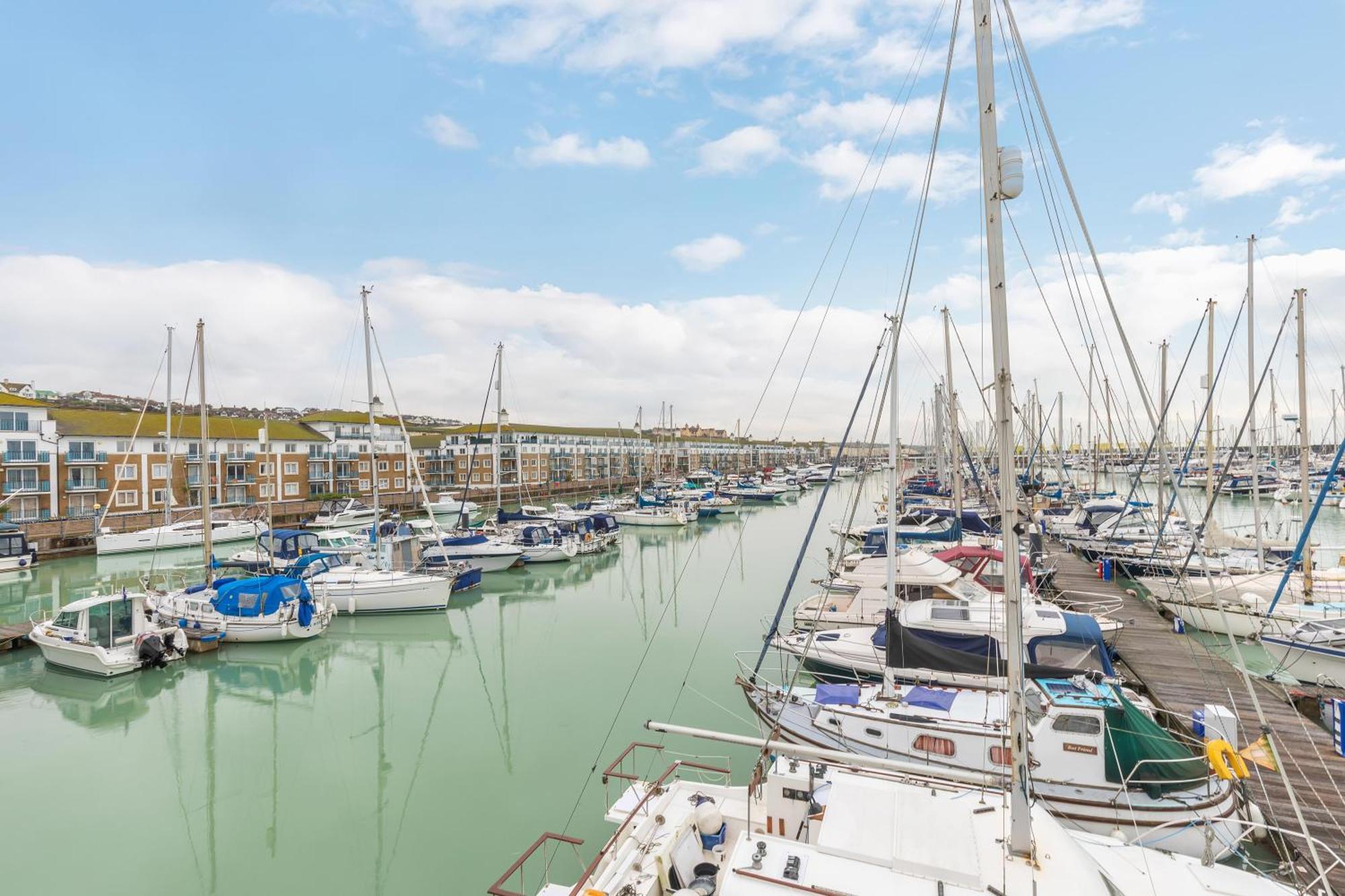 On The Water With Free Parking - By My Getaways Hove