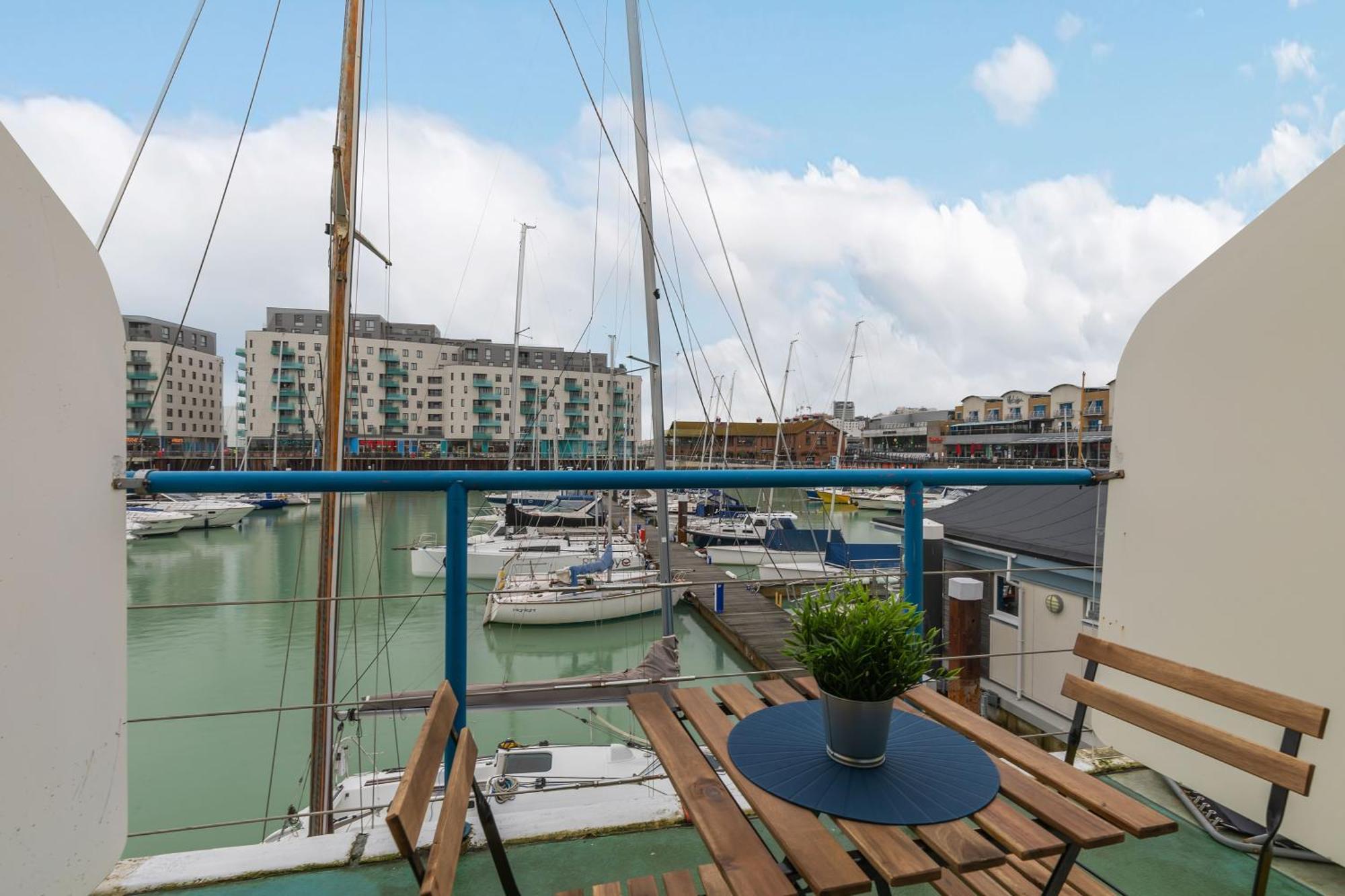 On The Water With Free Parking - By My Getaways Appartement Hove